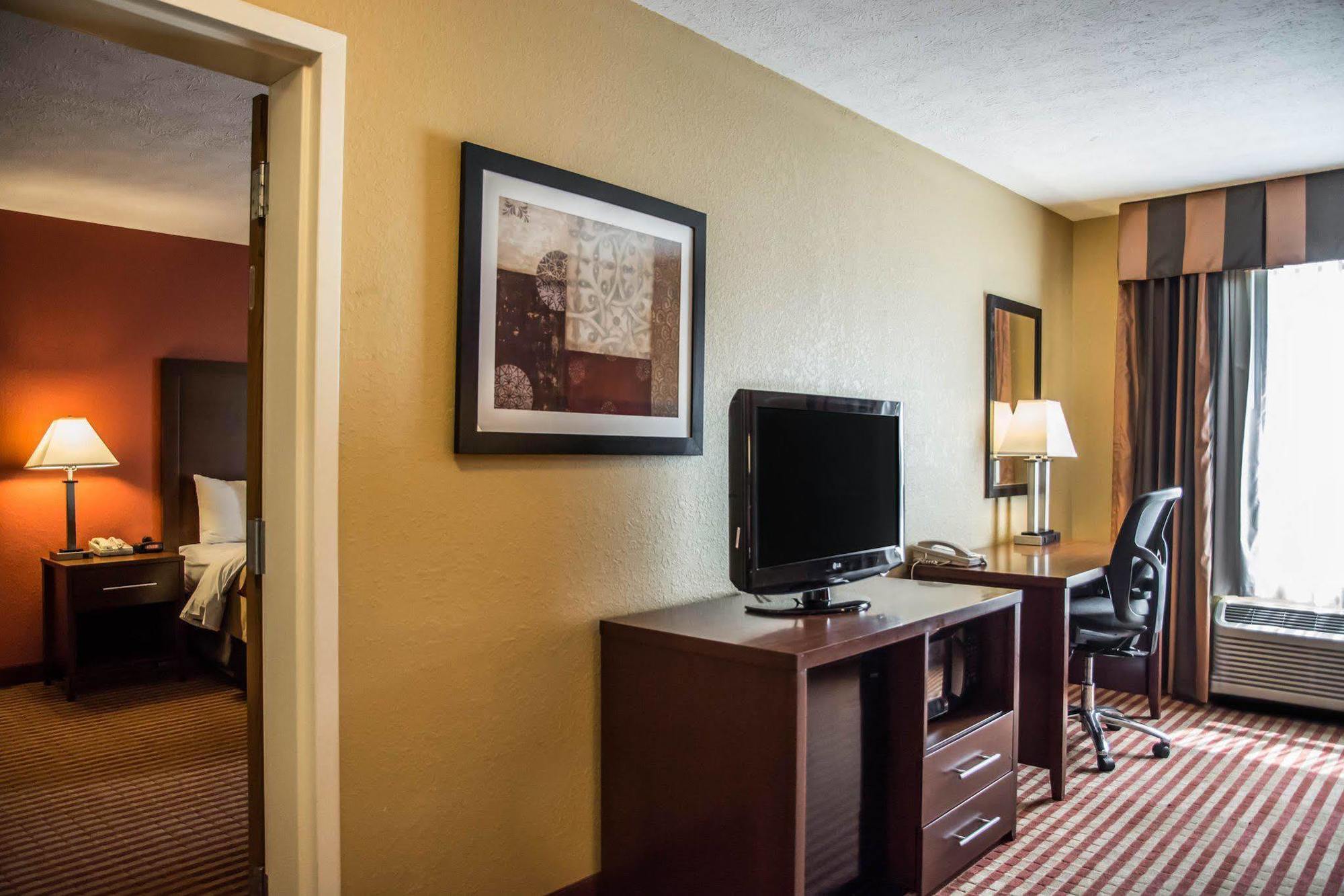Comfort Inn & Suites Cincinnati Eastgate Bagian luar foto